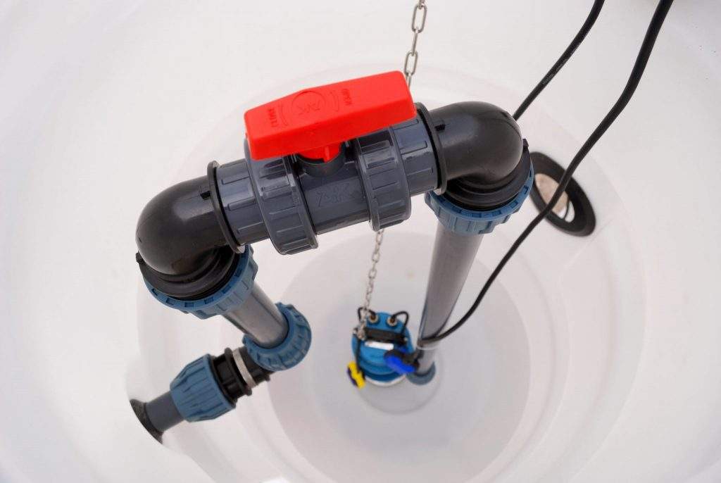 Pompa stojąca na dnie przepompowni ścieków