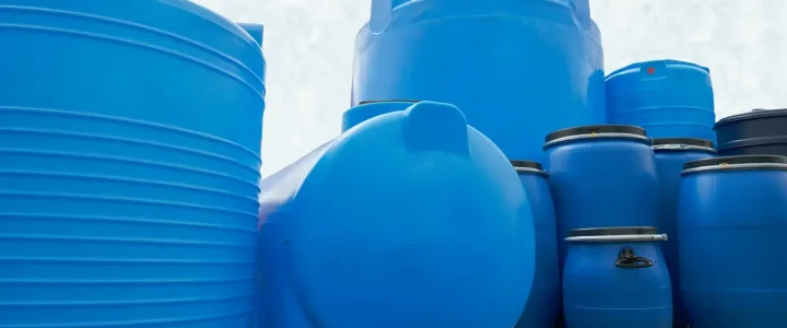 Jakie zbiorniki nadają się do gromadzenia deszczówki? niebieskie zbiorniki z polietylenu