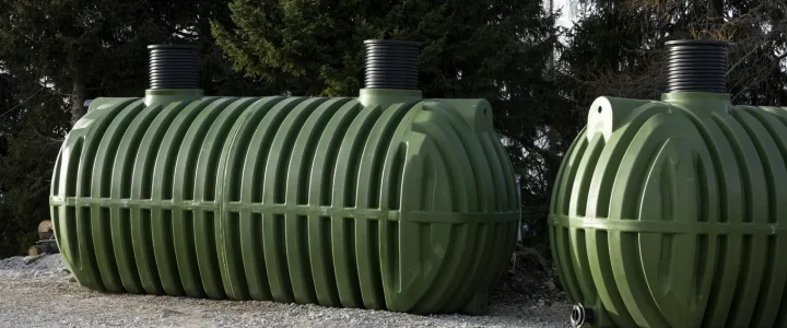 Dlaczego warto gromadzić deszczówkę? plastikowe zbiorniki na deszczówkę